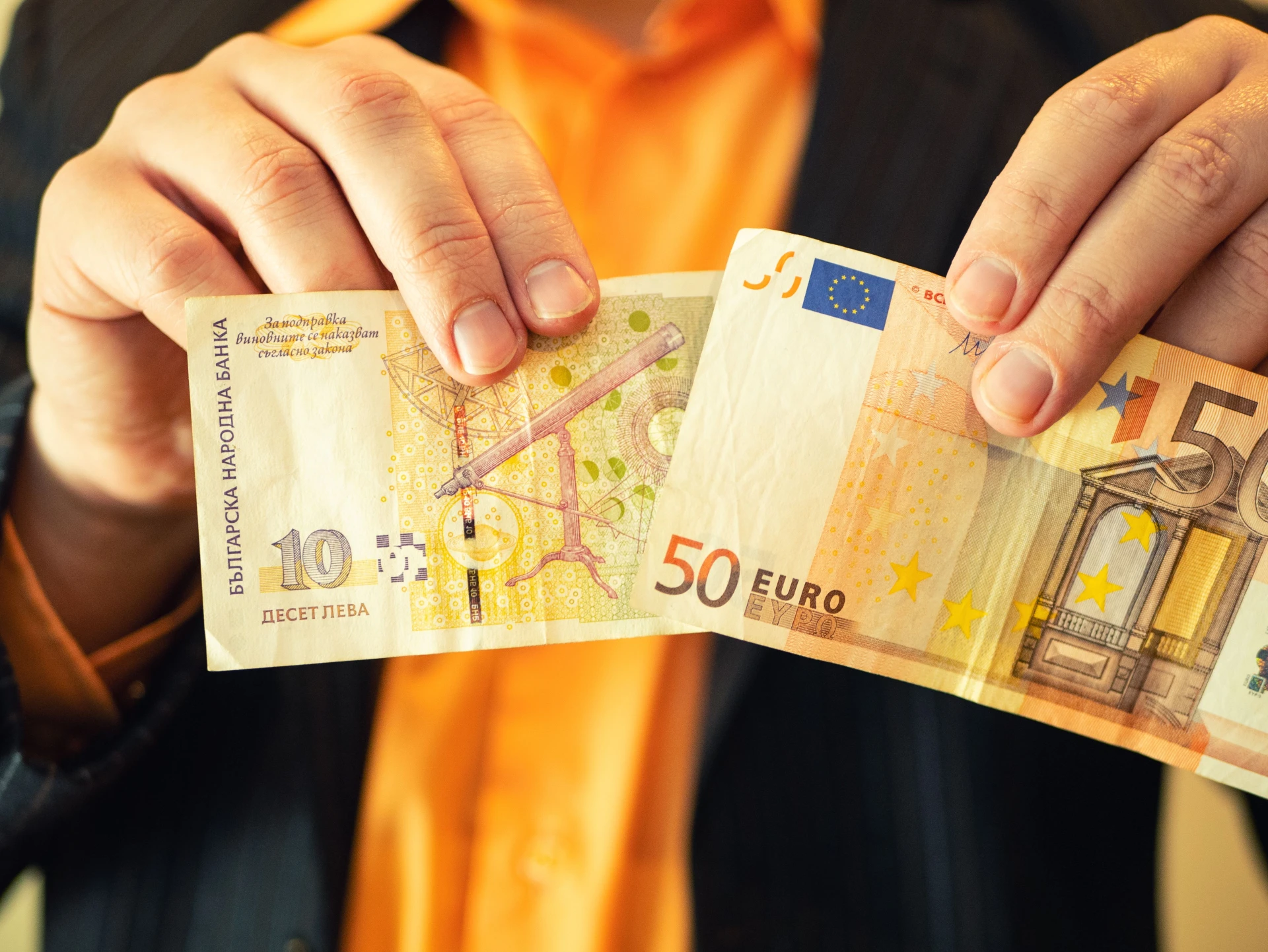 Последният ден на лева! Банки работят извънредно и в събота