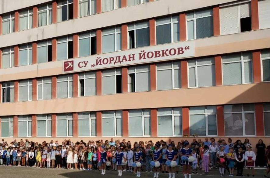 Страшен скандал с бургаски даскал! Опипвал и обиждал ученици, а в тоалетната... ВИДЕО 18+