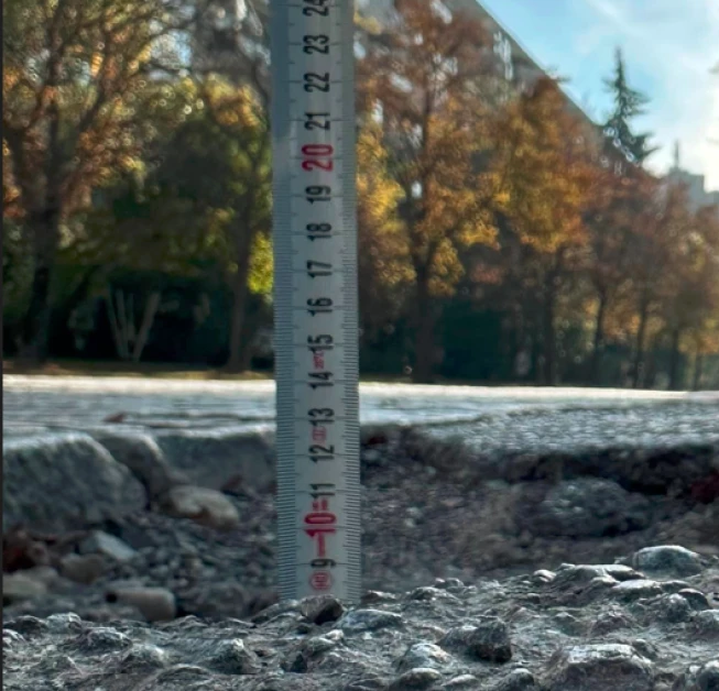 Дълбока дупка в България лапа коли и ги плюе в сервиза, ето къде СНИМКИ