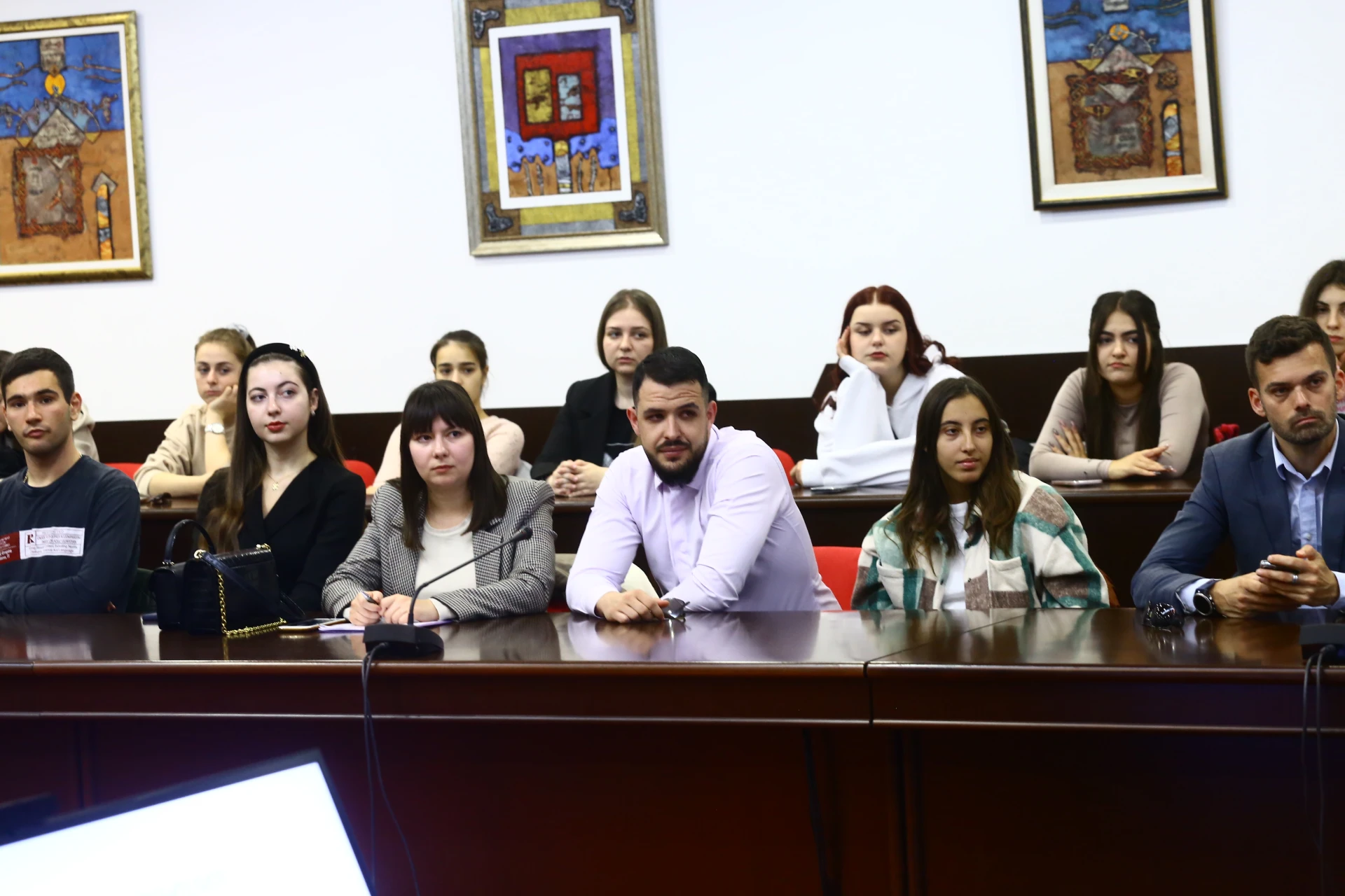 КЗП организира дискусия за рисковете при онлайн пазаруването