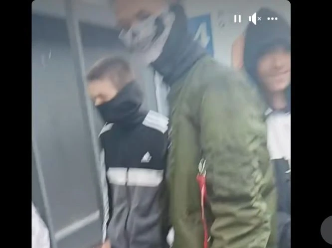 Шок във Варна! Маскирани хлапаци нападат хора посред бял ден ВИДЕО