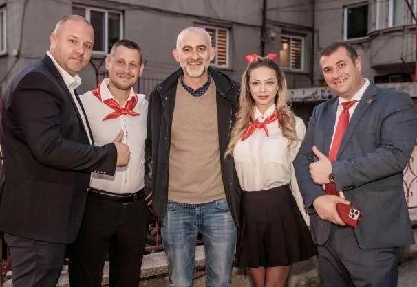 Млади пиорнерчета протегнаха ръка към отлъчени членове на БСП