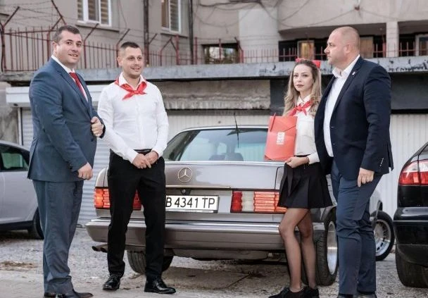 Млади пиорнерчета протегнаха ръка към отлъчени членове на БСП