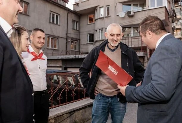 Млади пиорнерчета протегнаха ръка към отлъчени членове на БСП