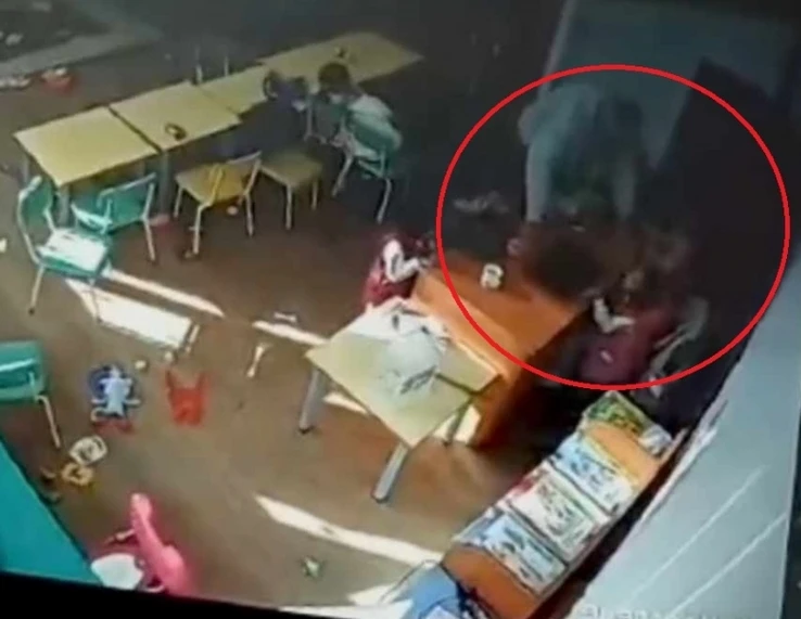 Потресаващо! Охрана отвъртя главата на дете в наша детска градина, а директорката го гали с перце, защото... ВИДЕО 18+