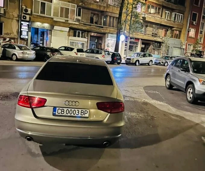 Баровец с гъзарски номер паркира на кръстовище в София сякаш му е бащиния СНИМКИ