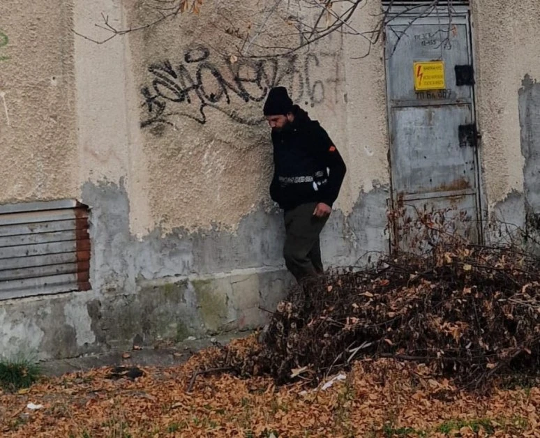 Столичанка тревожно: Този тип виси край метрото в "Младост" 3 и види ли жена... СНИМКИ 