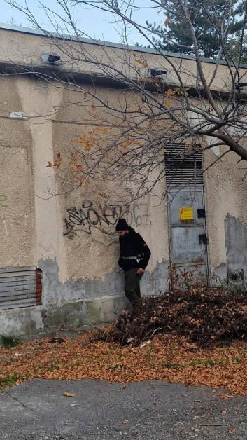 Столичанка тревожно: Този тип виси край метрото в "Младост" 3 и види ли жена... СНИМКИ 