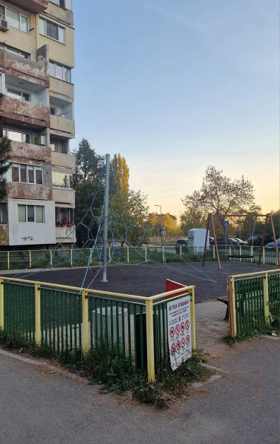 Столичанка тревожно: Този тип виси край метрото в "Младост" 3 и види ли жена... СНИМКИ 