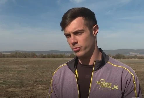 Филип Буков с признания за парашутните си подвизи - първо скачал в тандем, но...