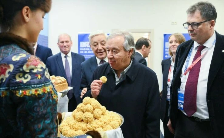 Посрещнаха с хляб и сол Гутериш в Казан, ръкуване с Путин взриви света ВИДЕО