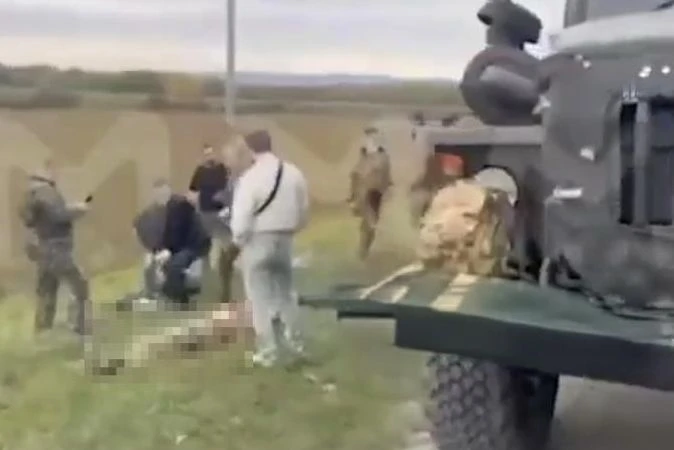Нападнаха руски конвой в Чечня, показаха дупки от куршуми и мъртъв гвардеец ВИДЕО 18+