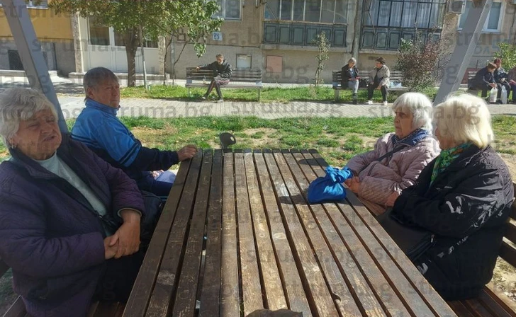 Бабите от седянката със силни думи към политиците, които обещават вода от Луната, а баба Светла взима 105 лв. пенсия