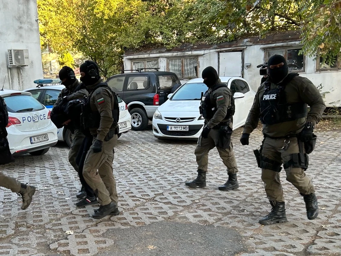 Спецакция тресе Бургас, арестуват наляво и надясно  заради купен вот и наркотици