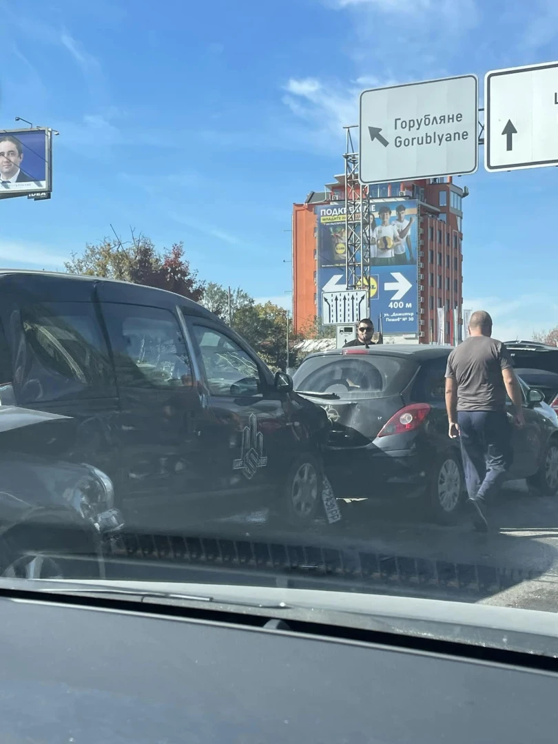 Зрелищно верижно меле в София заради вота! СНИМКИ