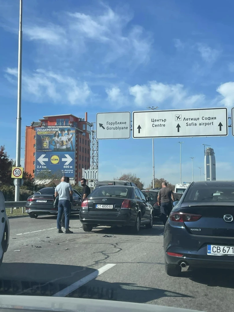 Зрелищно верижно меле в София заради вота! СНИМКИ