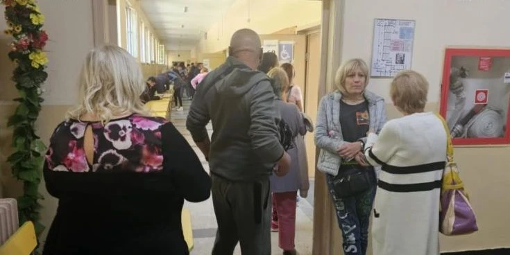 Пловдив се събуди! Главната се пръска по шевовете, хора прииждат към урните СНИМКИ
