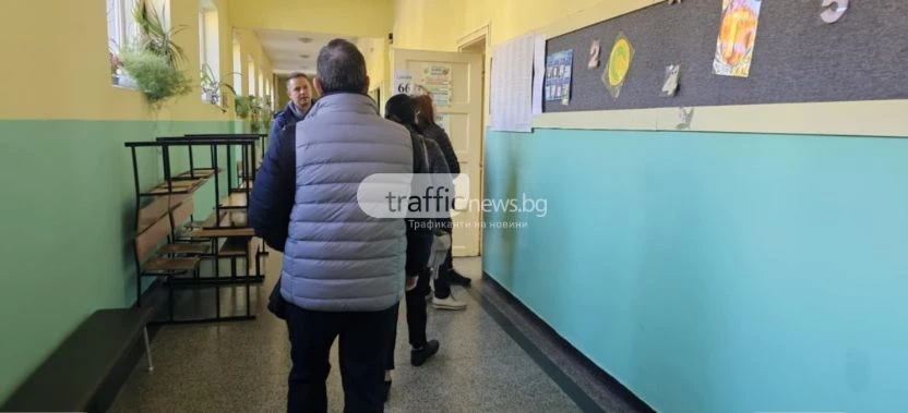 Пловдив се събуди! Главната се пръска по шевовете, хора прииждат към урните СНИМКИ