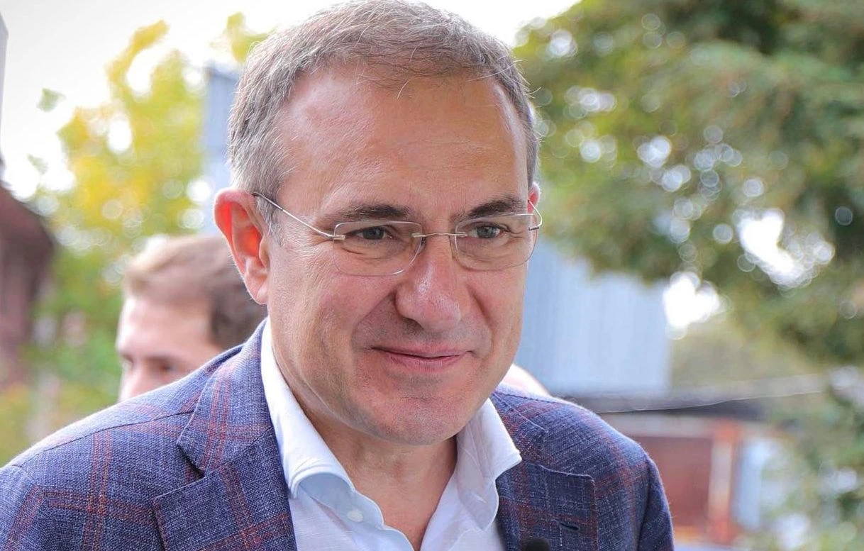 Председателят на парламентарната група на "БСП за България" Борислав Гуцанов гласува