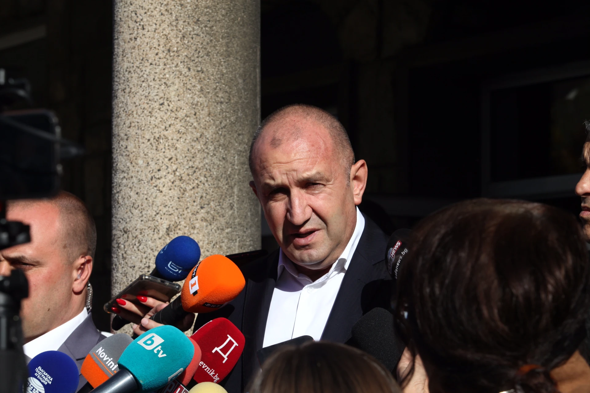 Румен Радев опасно близо до известна чужда жена, докато Деси... СНИМКА