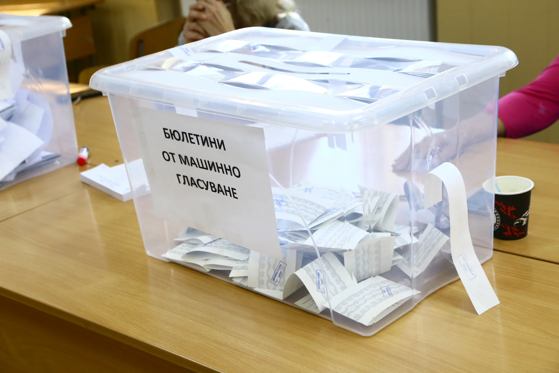 Изборните драми продължават, ЦИК извънредно ще...