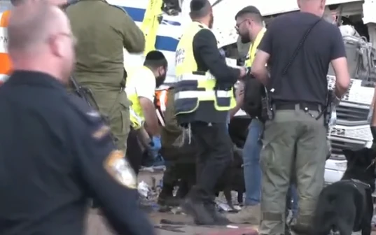 Извънредно: Кървав атентат в Израел, камион се вряза в спирка с много хора
