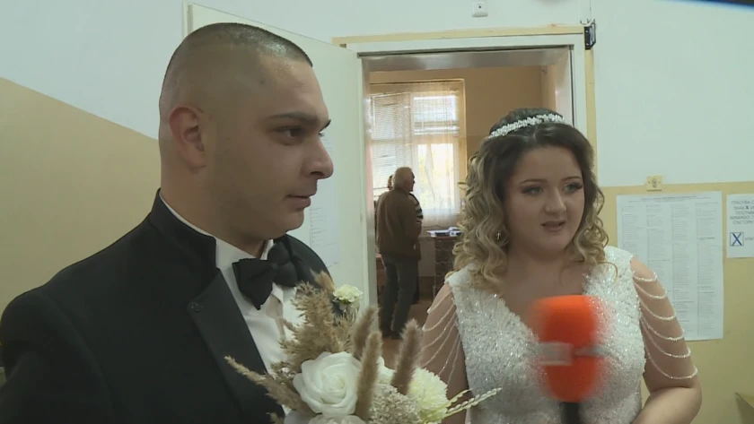 СИК цъкат с език в наш град, булка в бяла рокля влезе да гласува СНИМКИ