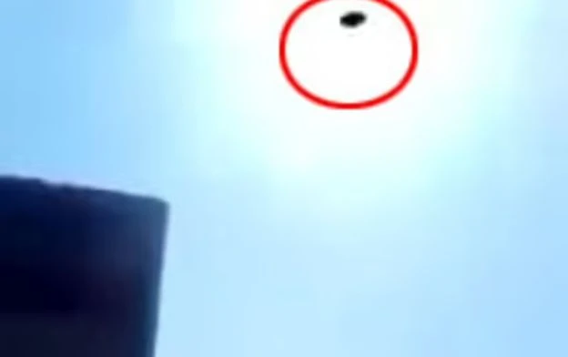 НЛО увисна над бензиностанция, всички са в шок ВИДЕО 