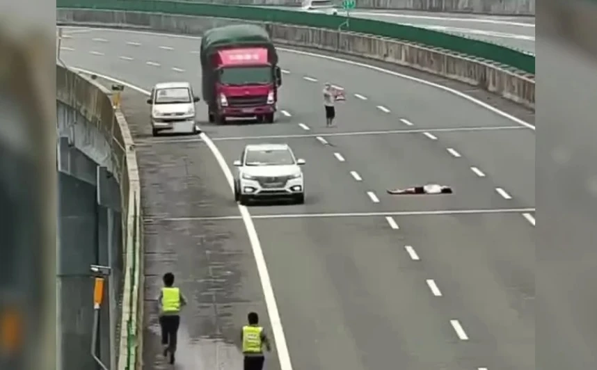 Девойка легна на пътя да се самоубива, но вижте какво се случи ВИДЕО