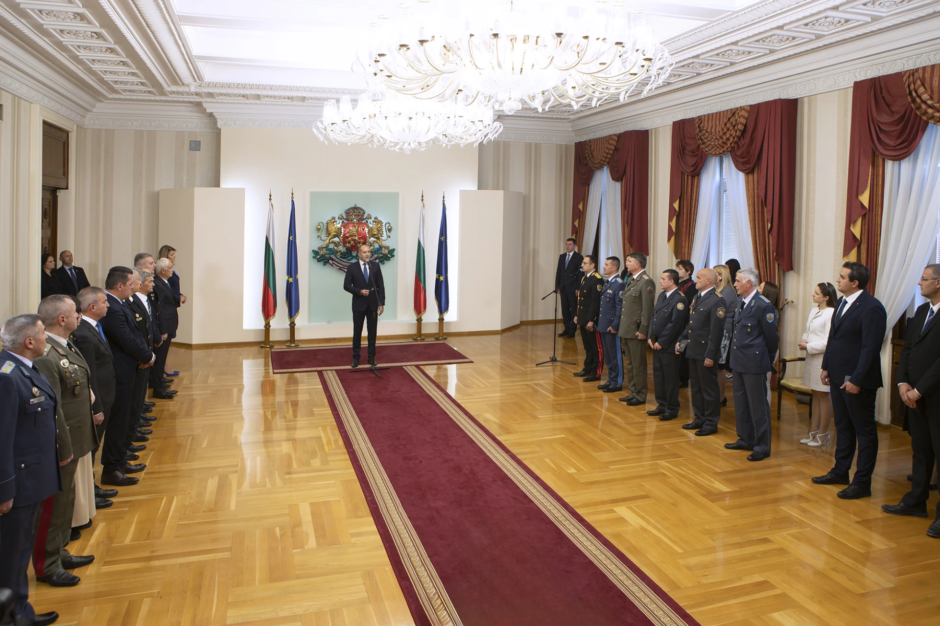 Радев удостои с Почетния знак на президента отличили се в борбата с огнената стихия у нас през изминалото лято
