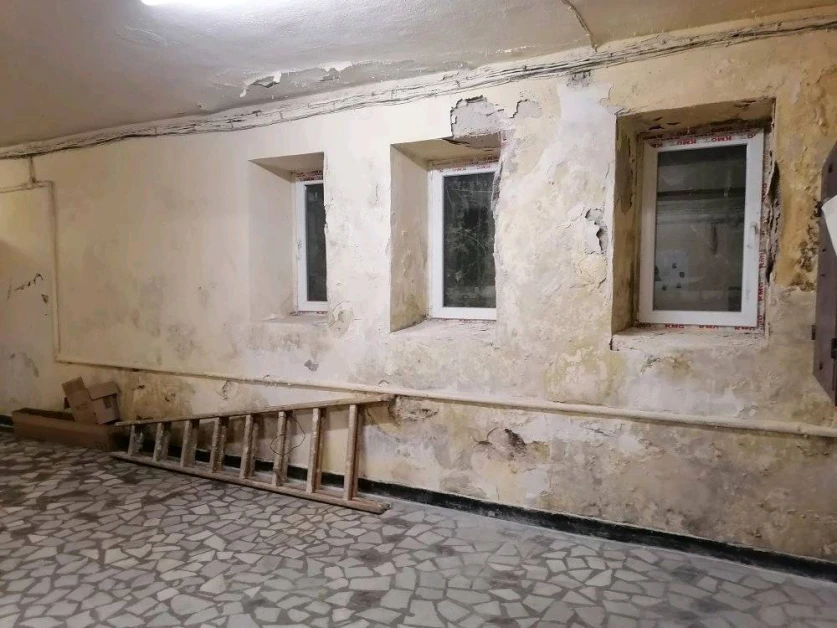 Ударихме дъното: Ще се отвратите как изглежда училище в сърцето на Пловдив СНИМКИ