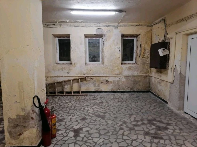 Ударихме дъното: Ще се отвратите как изглежда училище в сърцето на Пловдив СНИМКИ