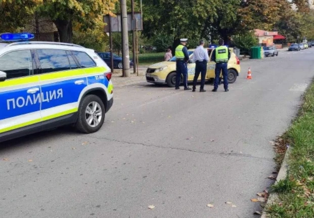 Озъбен от пиене бакшиш спря на пешеходна и шокира полицаите