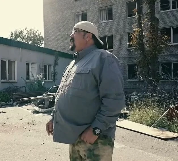 Стивън Сегал се поду като балон в Русия, едва се тътри из Донбас ВИДЕО