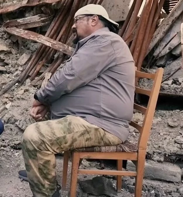 Стивън Сегал се поду като балон в Русия, едва се тътри из Донбас ВИДЕО