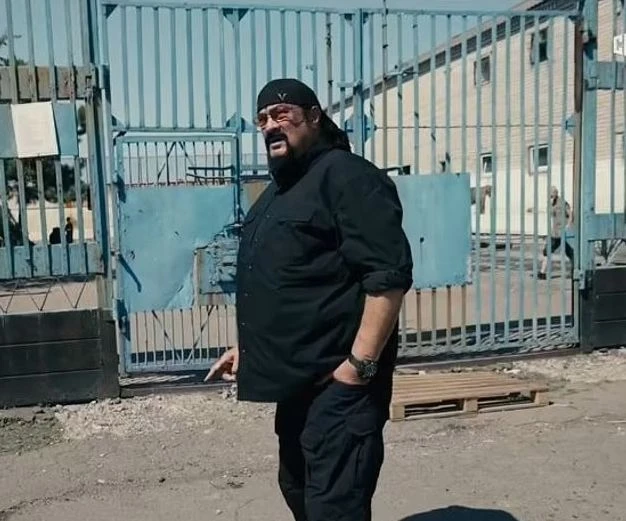 Стивън Сегал се поду като балон в Русия, едва се тътри из Донбас ВИДЕО