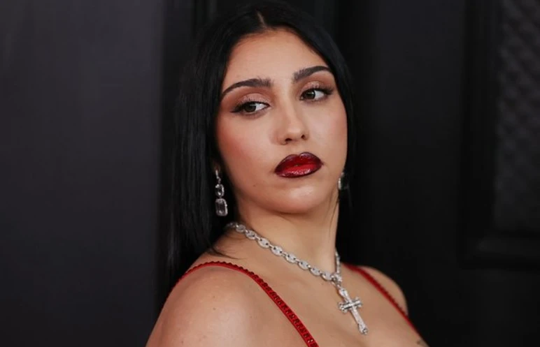 Горещо! Дъщерята на Мадона показа гърдите си СНИМКИ 18+