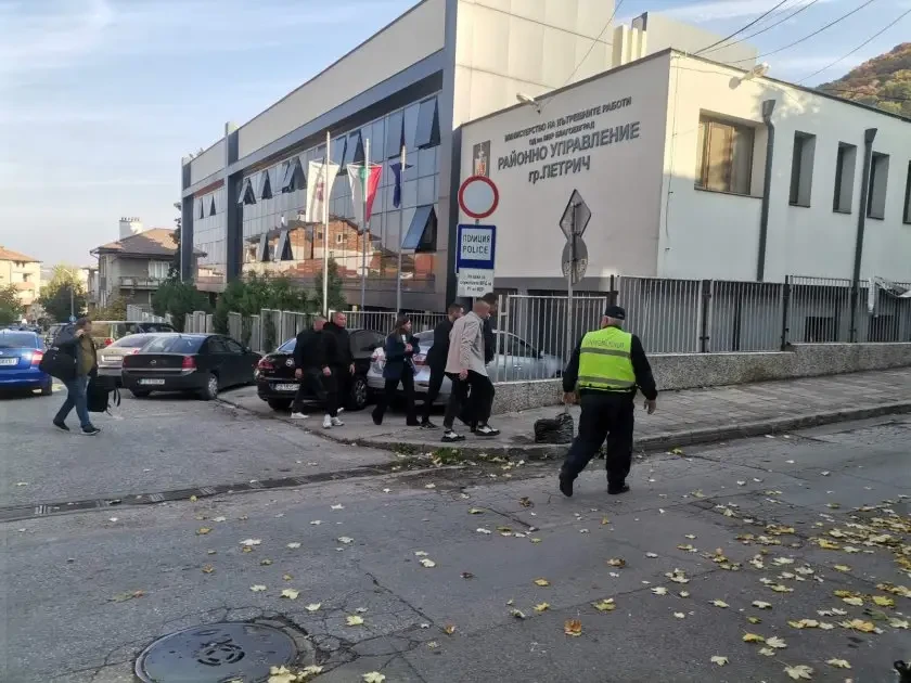 Ченгетата, закопчани при спецакция в Петрич, пребили деца с кабел при разпит