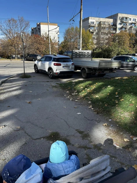 Абсурд в Люлин: Тротоарите са за мравки СНИМКИ 