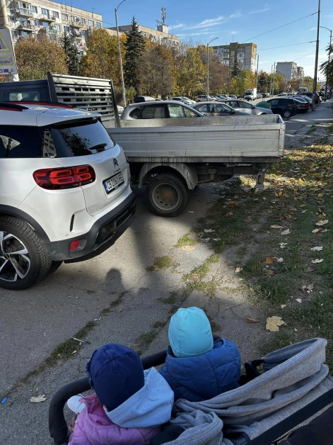 Абсурд в Люлин: Тротоарите са за мравки СНИМКИ 