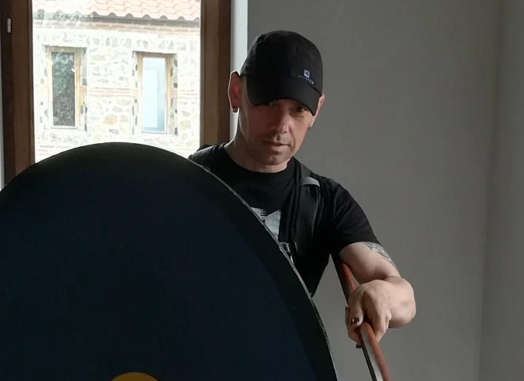Мистерия обгърна изчезналия Ивайло, видян е за последно на тераса, а сестра му... СНИМКИ