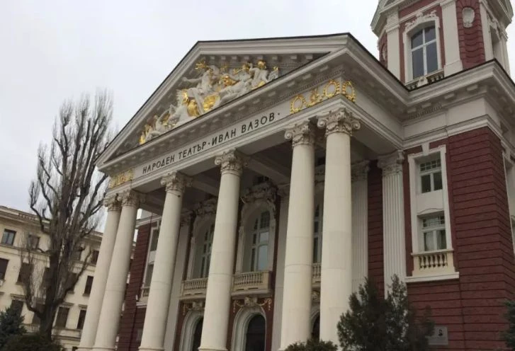 Полиция окупира Народния заради постановката на Малкович, директорът зове за...