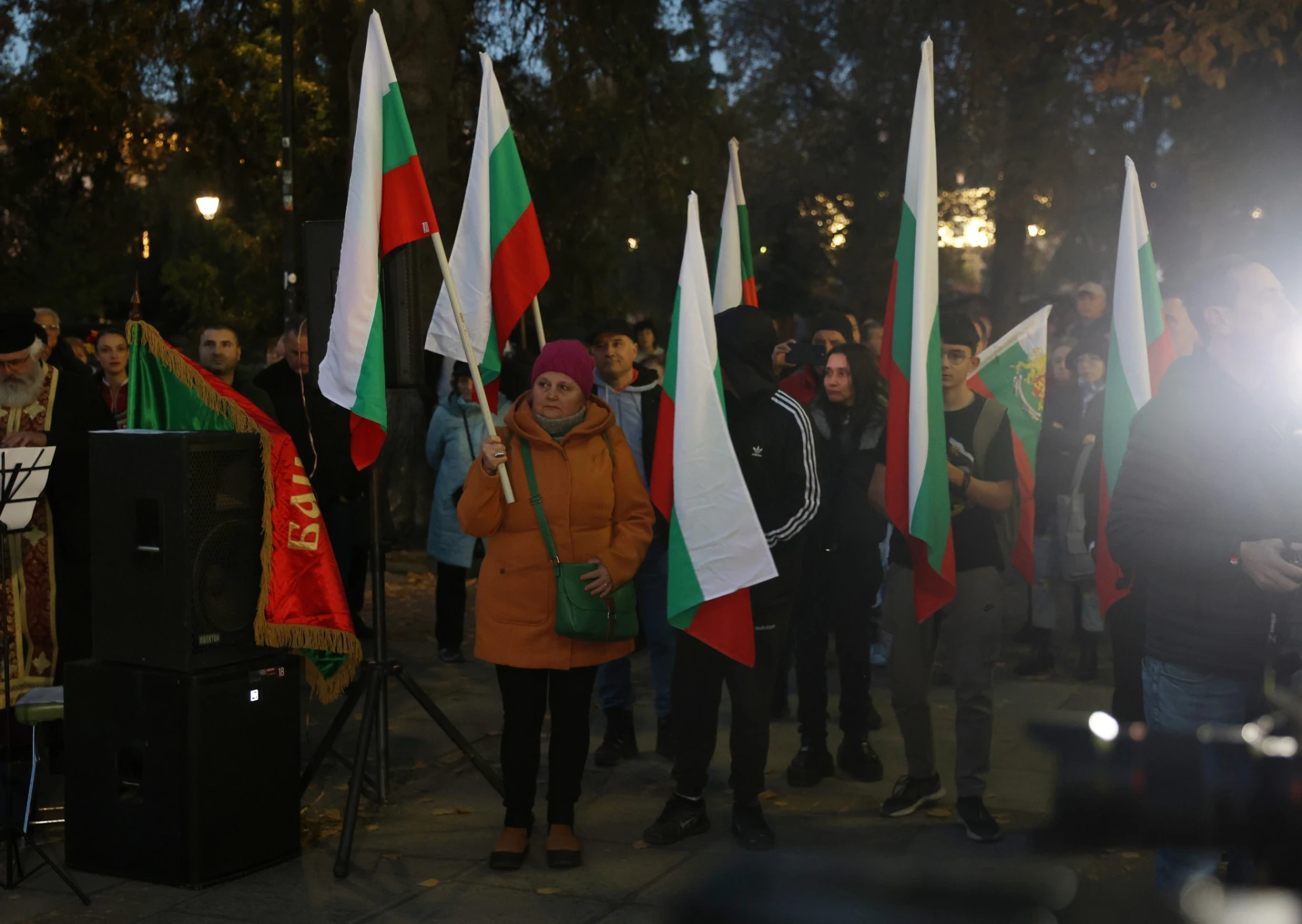 Батални сцени пред Народния театър, обрат с постановката на Малкович СНИМКИ