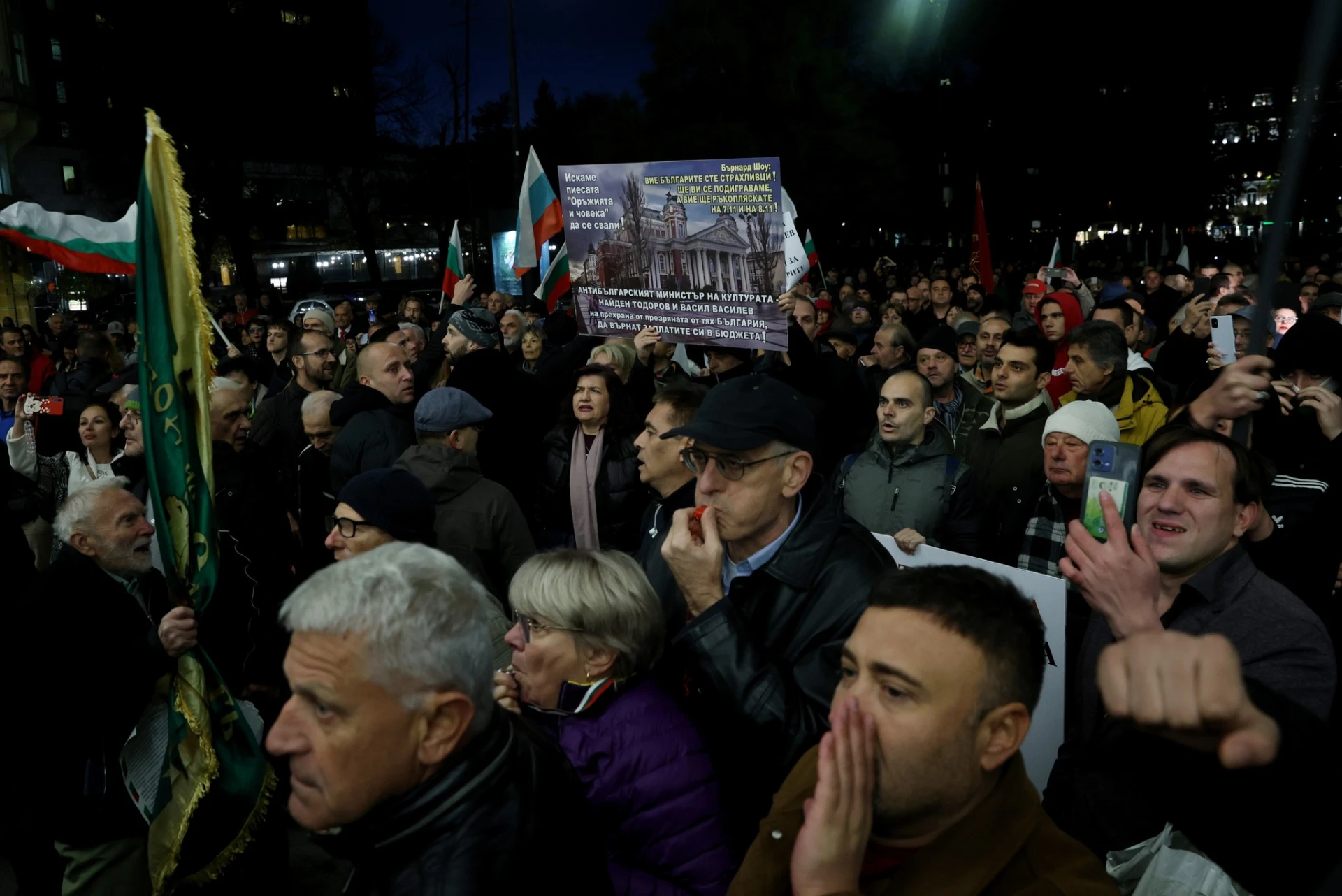 Батални сцени пред Народния театър, обрат с постановката на Малкович СНИМКИ