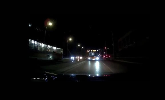 Шок на оживен булевард в София, какви ги върши този шофьор на автобус ВИДЕО 