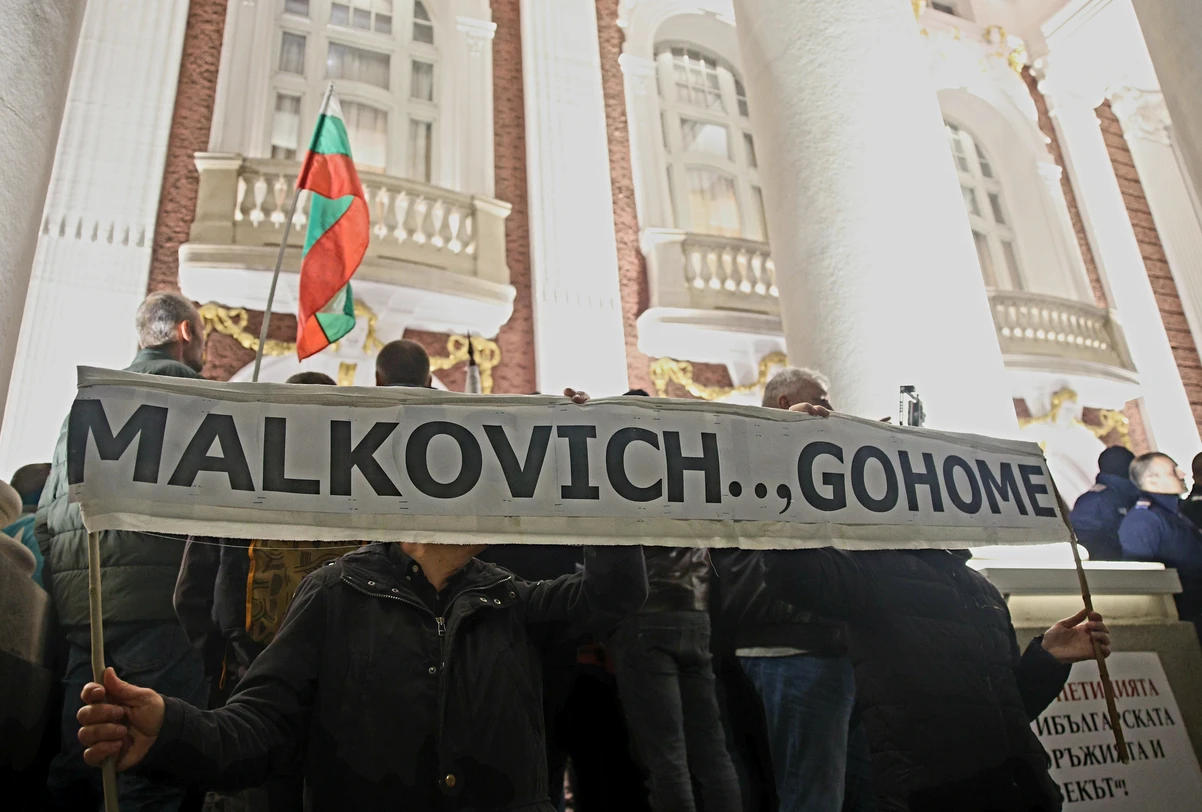 Георги Георгиев търси политическия кукловод за цирка пред Народния театър