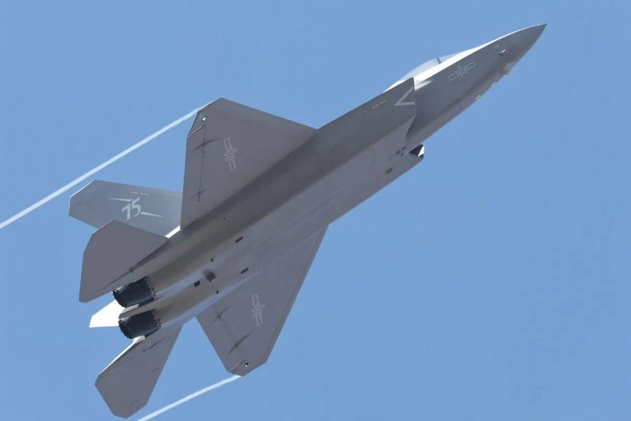 Китайският стелт изтребител J-35A летя за пръв път пред хора 
