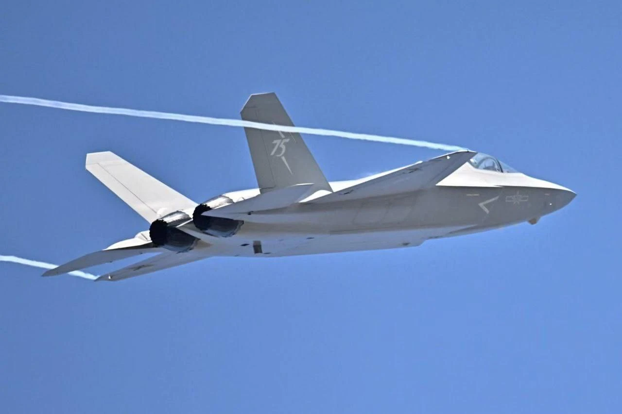 Китайският стелт изтребител J-35A летя за пръв път пред хора 