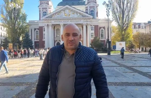 Ето коя риалити звезда стои зад бунта пред Народния театър 