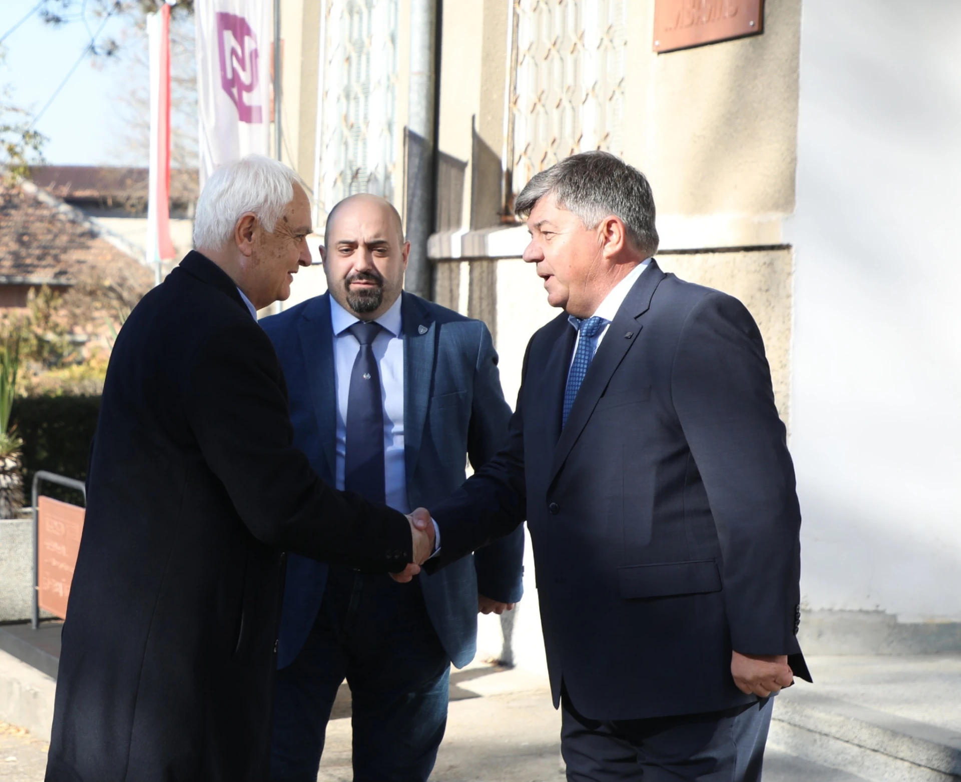 Ясно е къде ще сглобяват "Страйкърите" в България, Запрянов отиде лично и... СНИМКИ